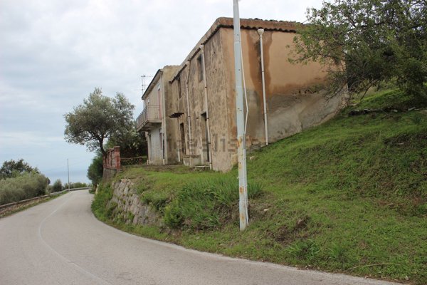 casa indipendente in vendita a Capri Leone