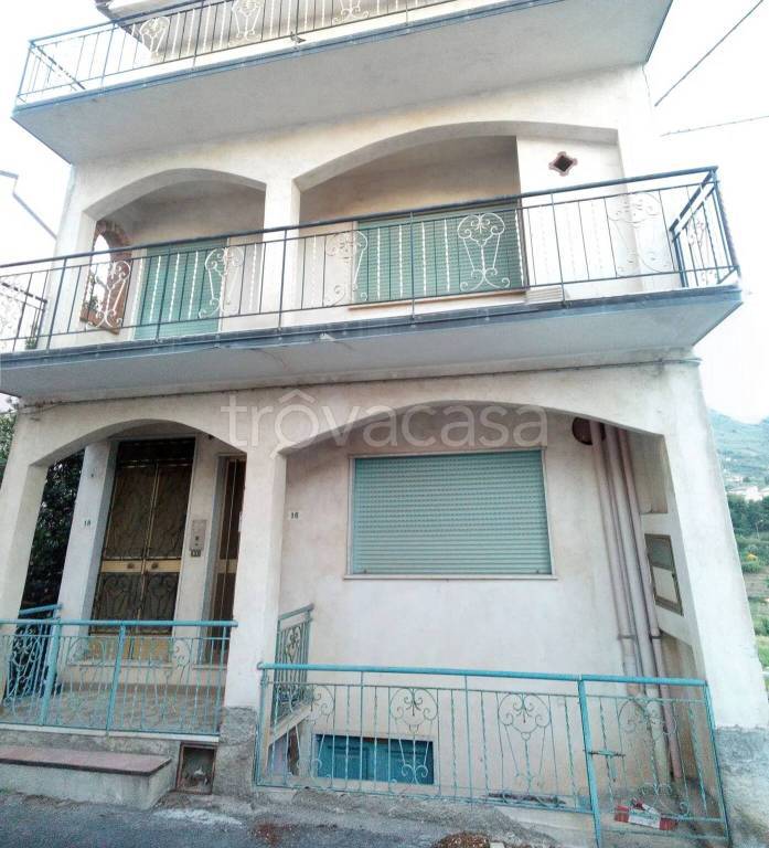 casa indipendente in vendita a Capri Leone