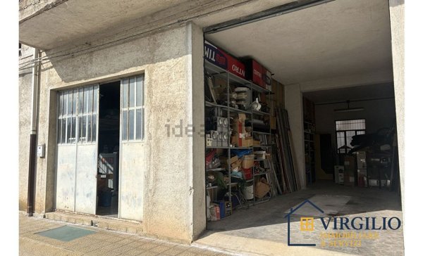 locale commerciale in vendita a Capri Leone