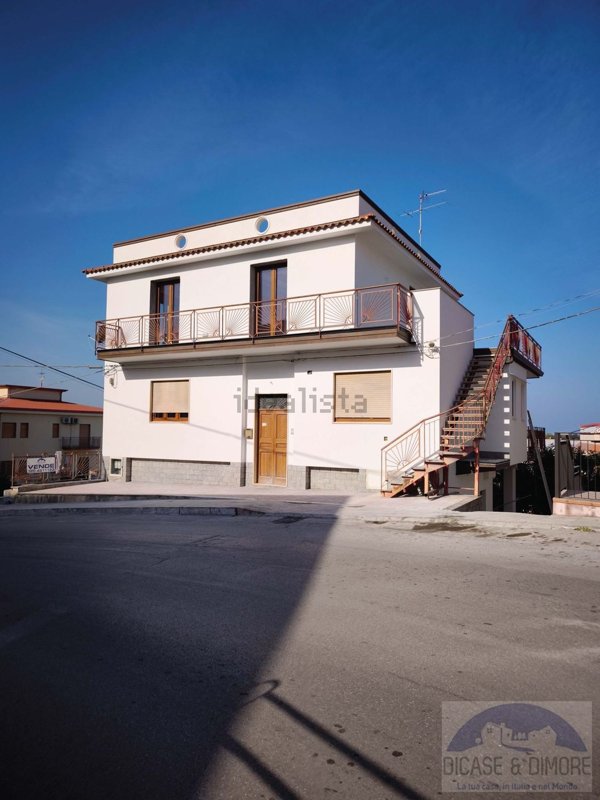 casa indipendente in vendita a Capri Leone