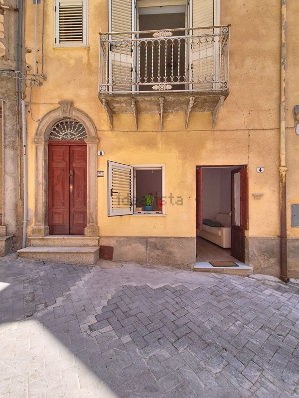 esavano in vendita a Caronia