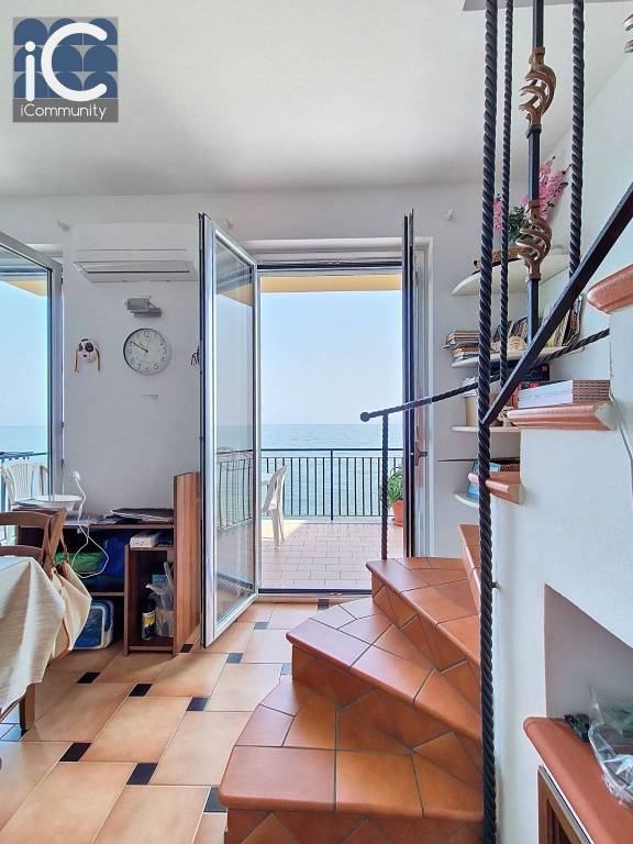 casa indipendente in vendita a Caronia in zona Marina di Caronia