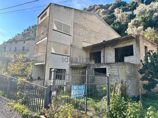 esavano in vendita a Caronia in zona Canneto