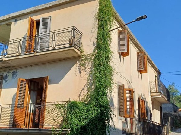 casa indipendente in vendita a Castell'Umberto in zona Sfaranda