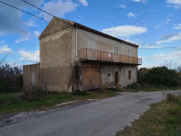 casa indipendente in vendita a Castell'Umberto