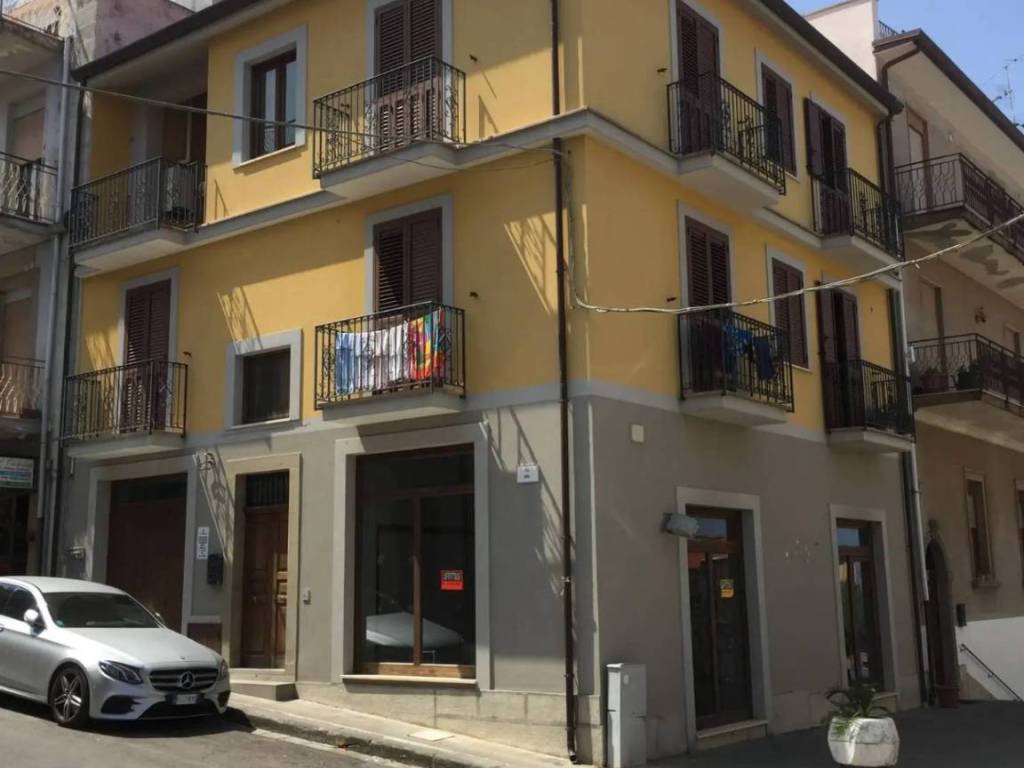 intera palazzina in vendita a Castell'Umberto