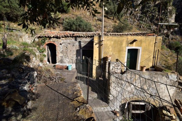 pentavano in vendita a Castelmola