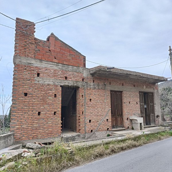 casa indipendente in vendita a Castroreale in zona Protonotaro