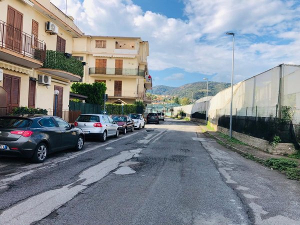 locale commerciale in vendita a Falcone