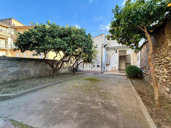 casa indipendente in vendita a Falcone