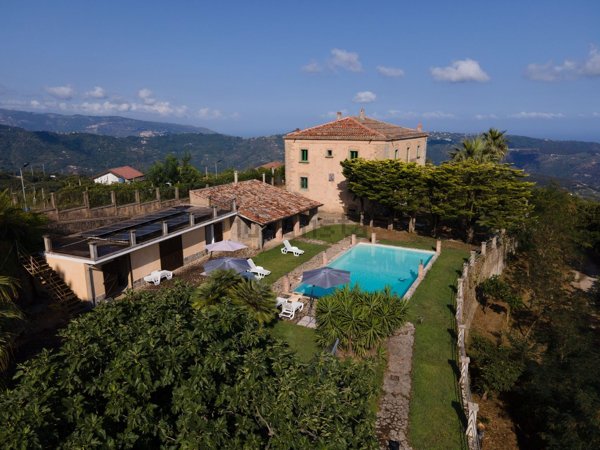 esavano in vendita a Ficarra