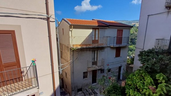 casa semindipendente in vendita a Ficarra in zona Sauro