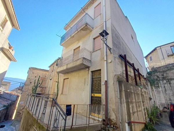 casa indipendente in vendita a Ficarra