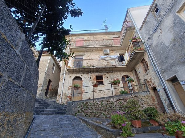 casa indipendente in vendita a Ficarra in zona Sauro