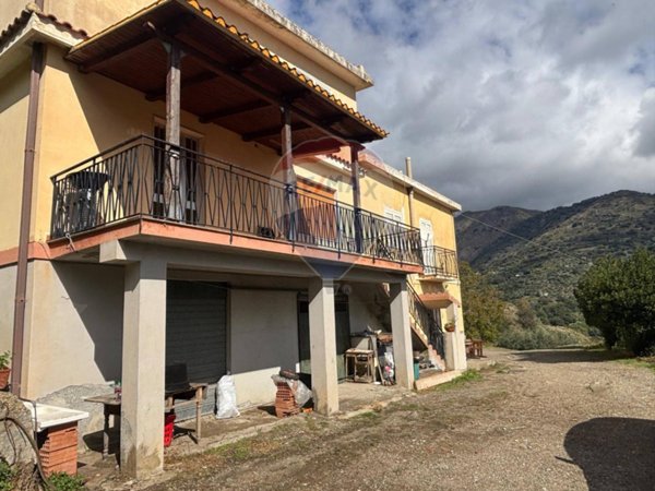 casa indipendente in vendita a Fiumedinisi