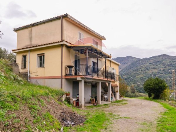 casa indipendente in vendita a Fiumedinisi