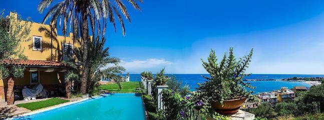 casa indipendente in vendita a Giardini-Naxos