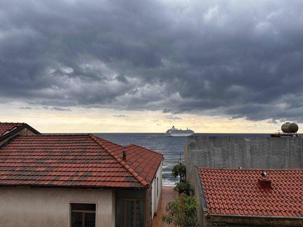 intera palazzina in vendita a Giardini-Naxos