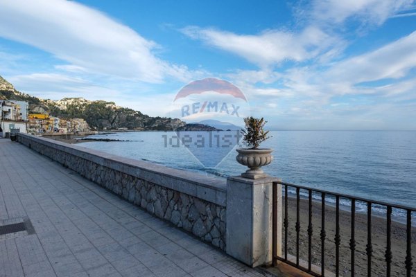 casa indipendente in vendita a Giardini-Naxos