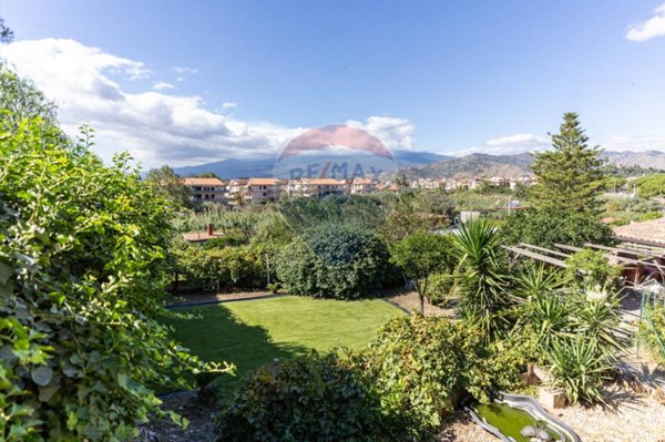 casa indipendente in vendita a Giardini-Naxos