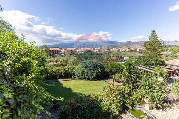 casa indipendente in vendita a Giardini-Naxos