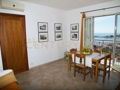 intera palazzina in vendita a Giardini-Naxos
