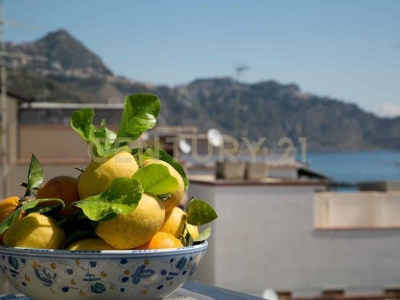 intera palazzina in vendita a Giardini-Naxos