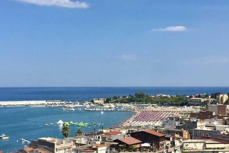 intera palazzina in vendita a Giardini-Naxos