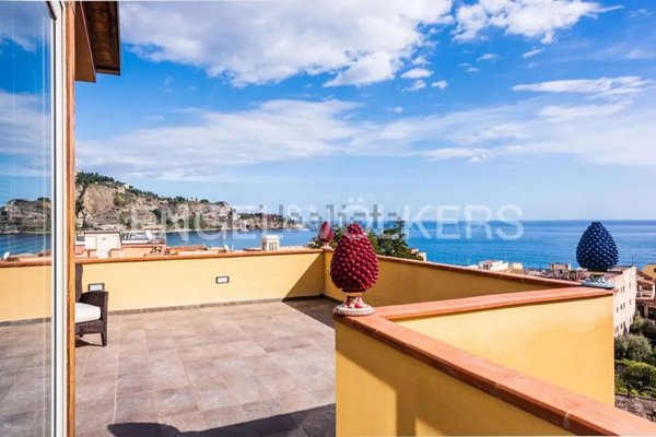 casa indipendente in vendita a Giardini-Naxos