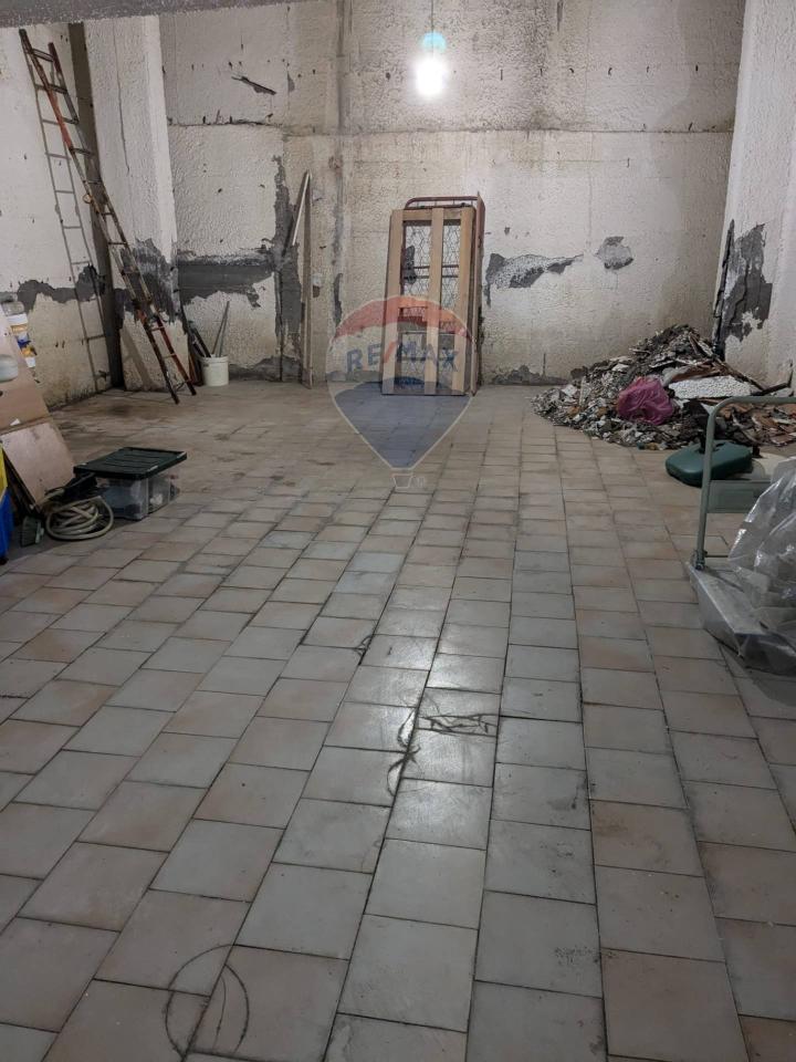 locale di sgombero in vendita a Giardini-Naxos