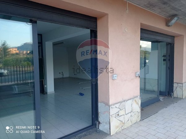 locale commerciale in vendita a Giardini-Naxos