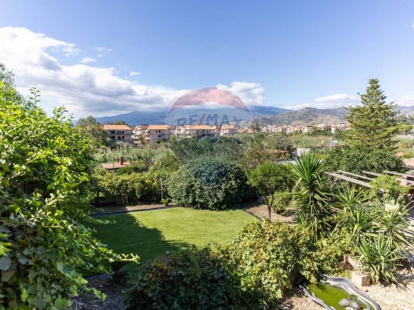 casa indipendente in vendita a Giardini-Naxos