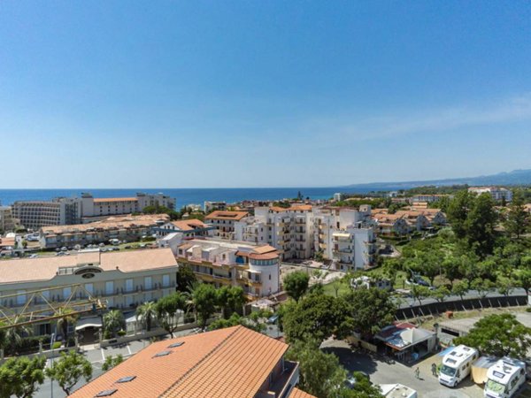 locale commerciale in vendita a Giardini-Naxos
