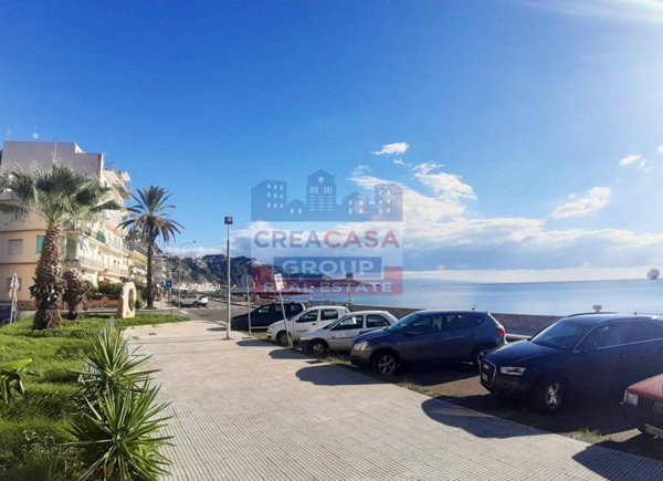 locale commerciale in vendita a Giardini-Naxos