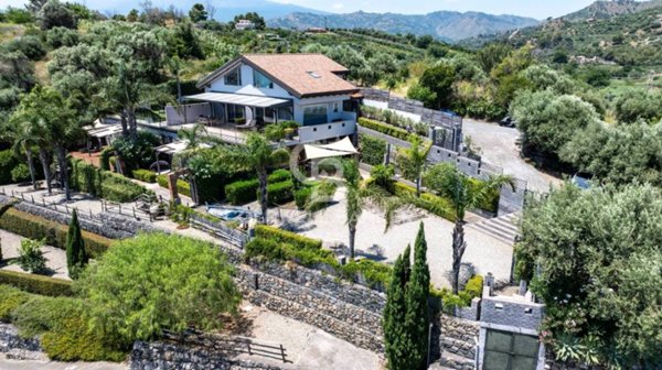 casa indipendente in vendita a Giardini-Naxos