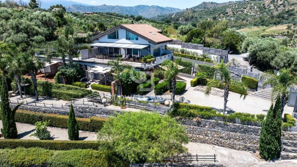 casa indipendente in vendita a Giardini-Naxos