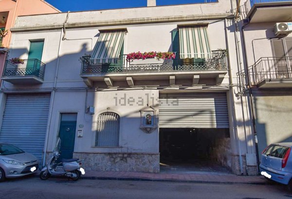 locale di sgombero in vendita a Giardini-Naxos