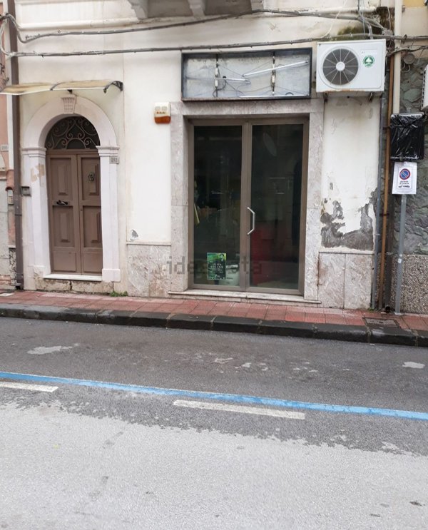 locale commerciale in vendita a Giardini-Naxos