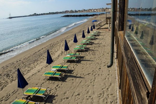 locale commerciale in vendita a Giardini-Naxos