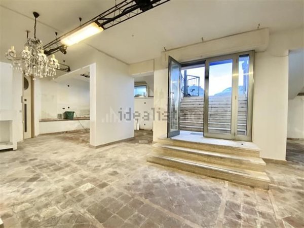 locale commerciale in vendita a Giardini-Naxos