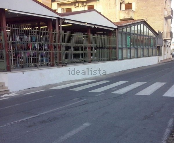 locale commerciale in vendita a Giardini-Naxos