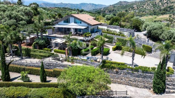 casa indipendente in vendita a Giardini-Naxos