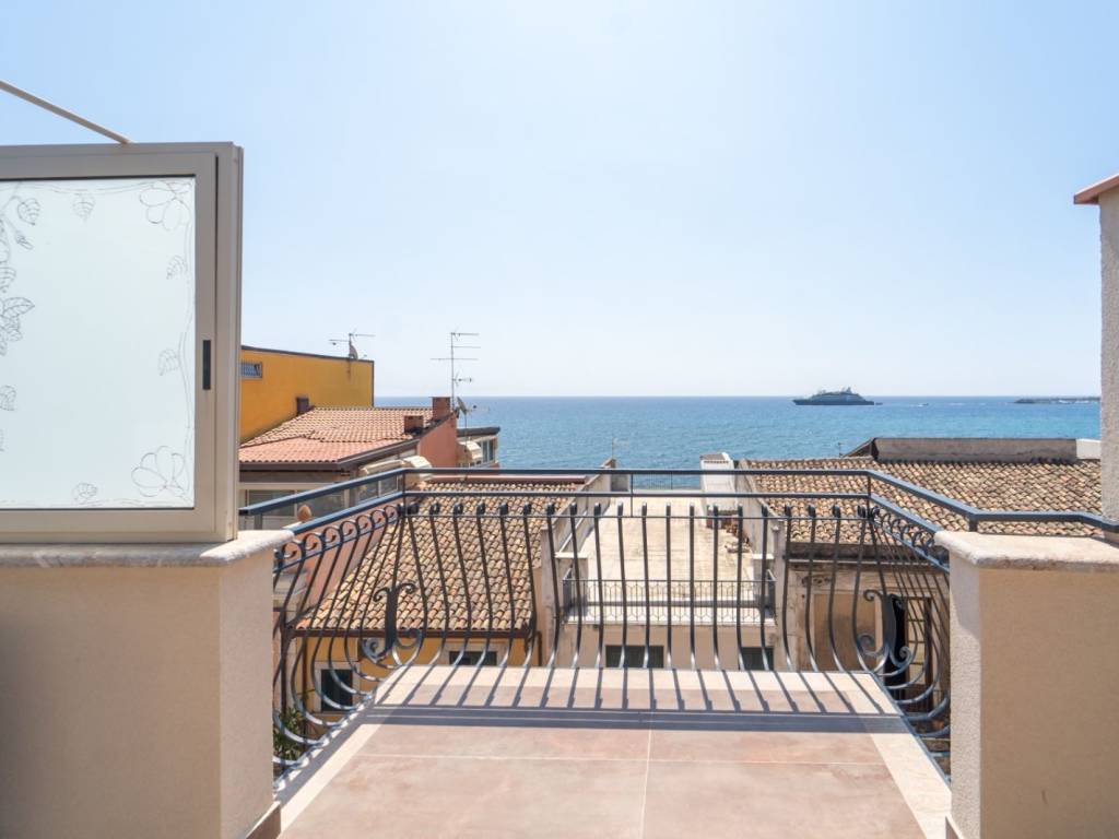 intera palazzina in vendita a Giardini-Naxos