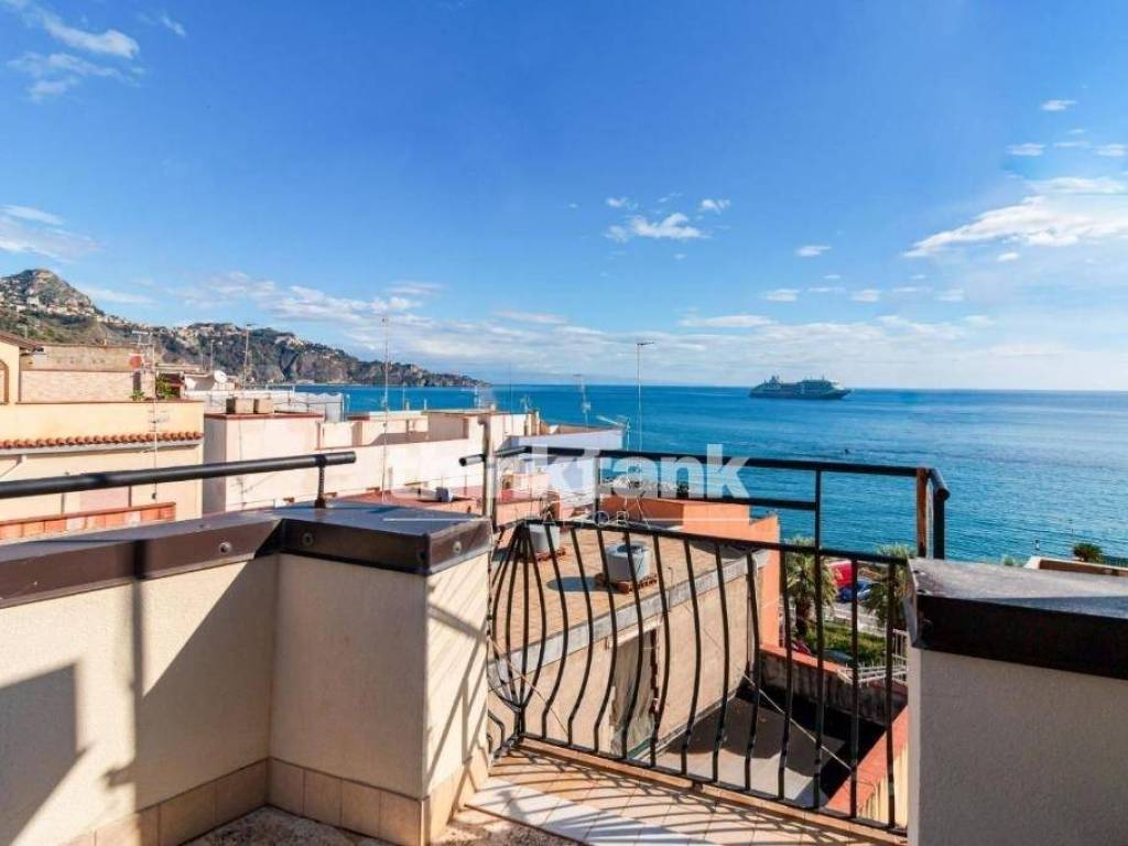 casa indipendente in vendita a Giardini-Naxos
