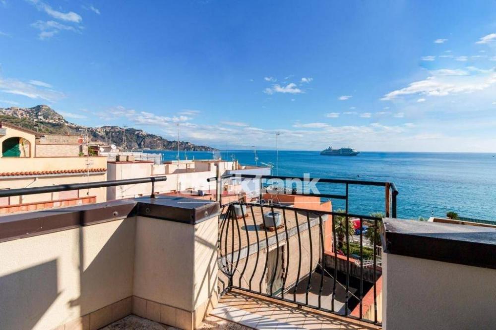 casa indipendente in vendita a Giardini-Naxos