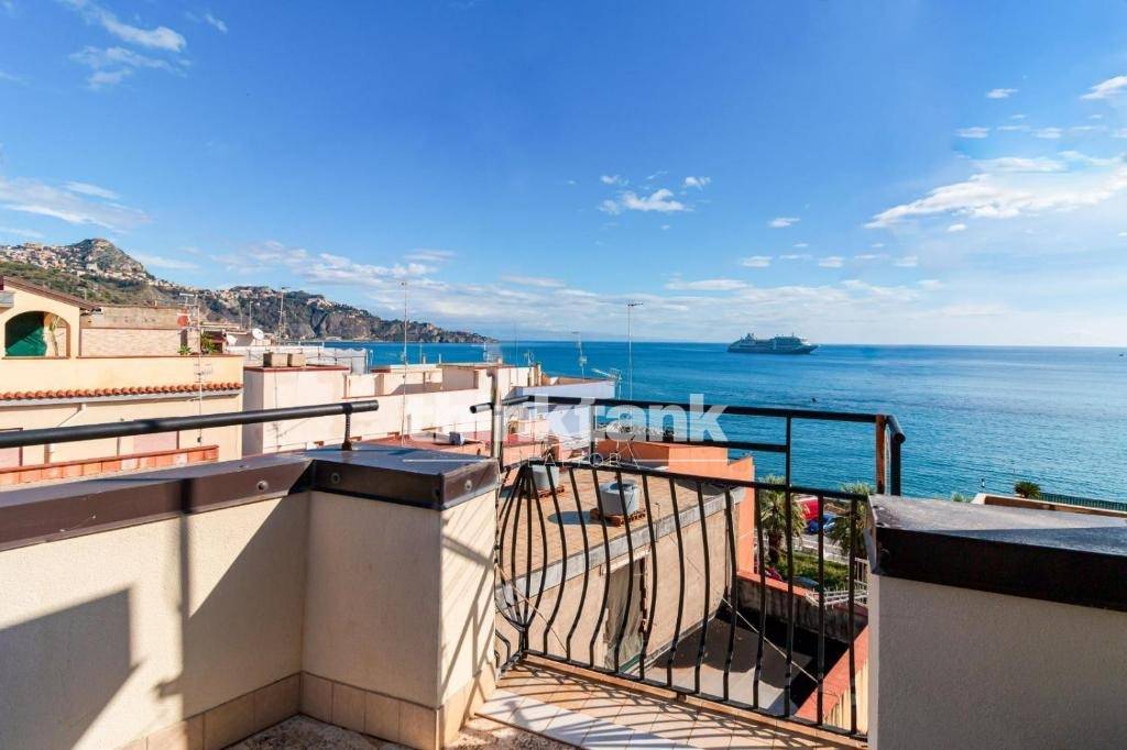 casa indipendente in vendita a Giardini-Naxos