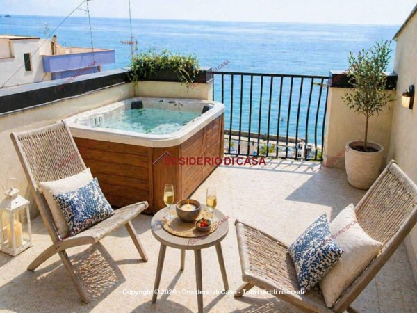 casa indipendente in vendita a Giardini-Naxos