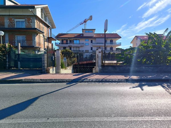 locale commerciale in vendita a Giardini-Naxos
