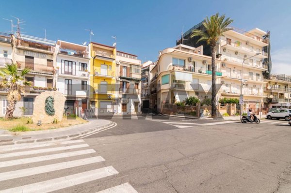 negozio in vendita a Giardini-Naxos