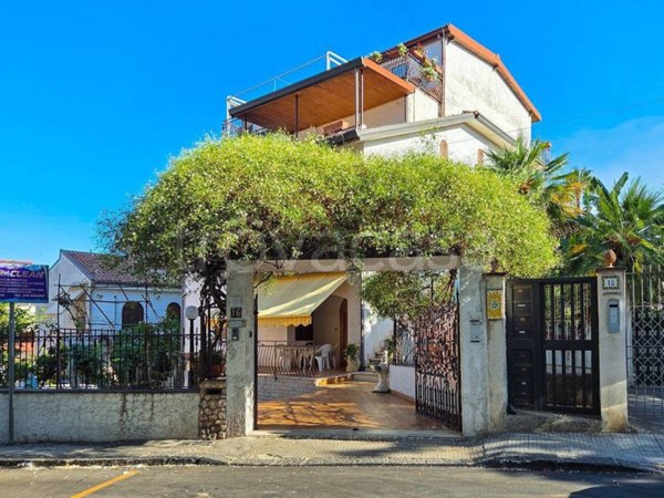 casa indipendente in vendita a Giardini-Naxos
